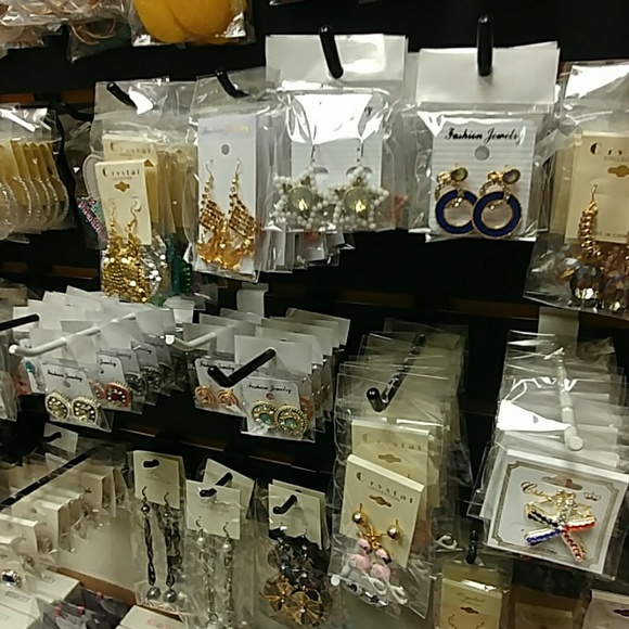 250 Pair Earrings Bundle - Picture 8 of 9